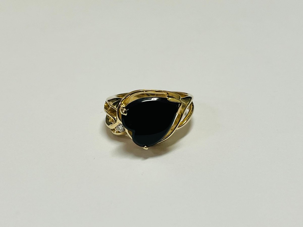 AmericanJewelr3's tweet photo. Excited to share the latest addition to my #etsy shop: Vintage Adwar Casting Company 14K Yellow Gold Heart Cut Onyx Diamond Ring https://t.co/ejgWeEgrco #gold #no #onyx #black #heart #14kyellowgold #unique #heartcut #rare https://t.co/i3I8uM1OyH