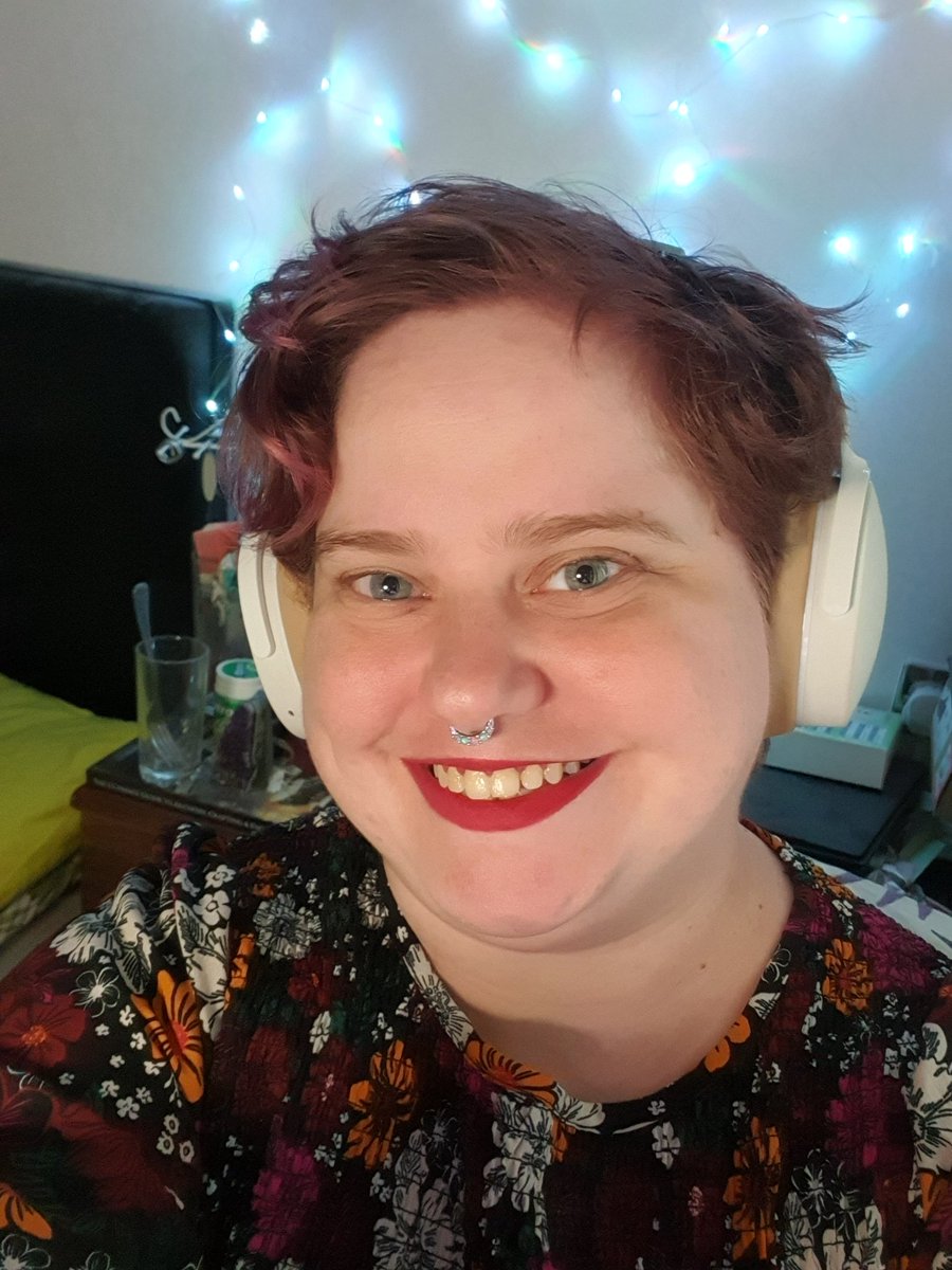LilRobinRed's tweet photo. Not me needing to attempt this picture 50 times... anyway, come watch me play Dragon Age: Origins! https://t.co/Bg9g41ccJ7 https://t.co/41ckEpW0hN