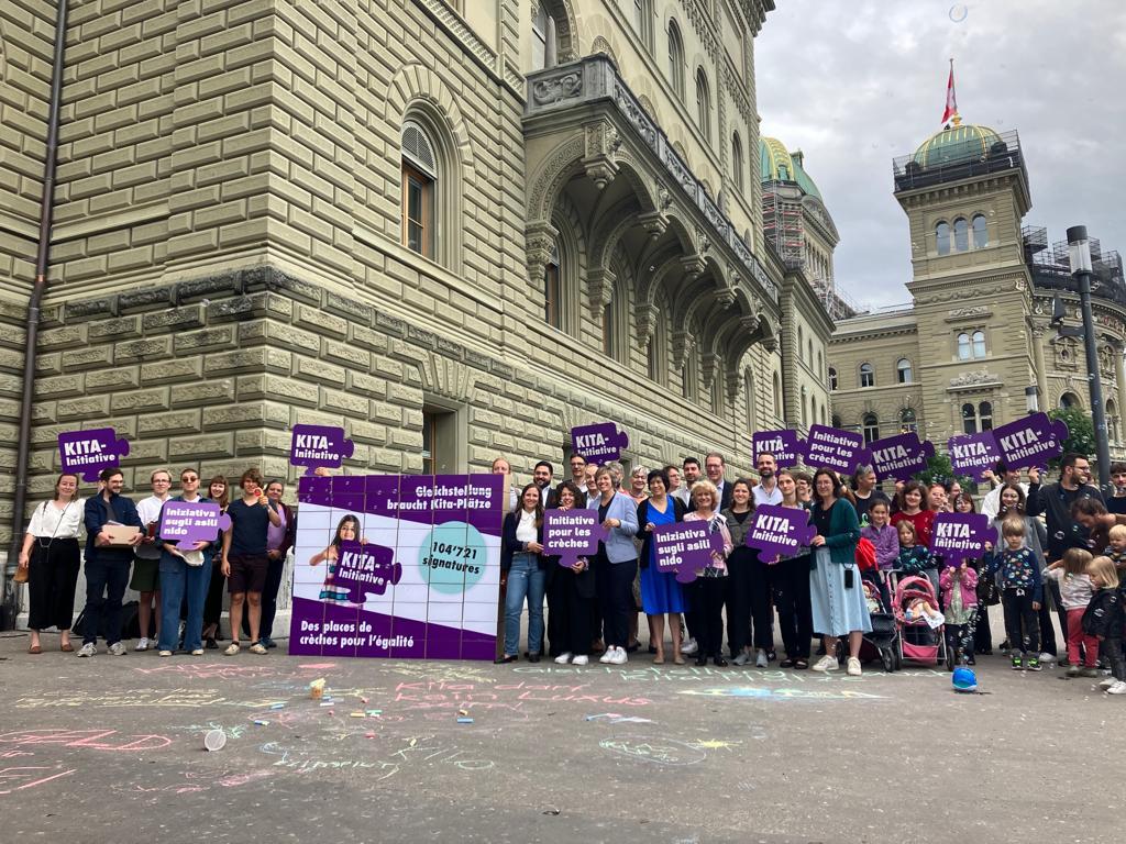 ssp_syndicat's tweet photo. L'initiative pour un accueil extrafamilial abordable et de bonne qualité a abouti. Les plus de 104000 signatures récoltées démontrent clairement la nécessité de développer ce secteur essentiel, de le rendre accessible à toutes les familles et d'améliorer les conditions de travail https://t.co/QgMIpzX6oa