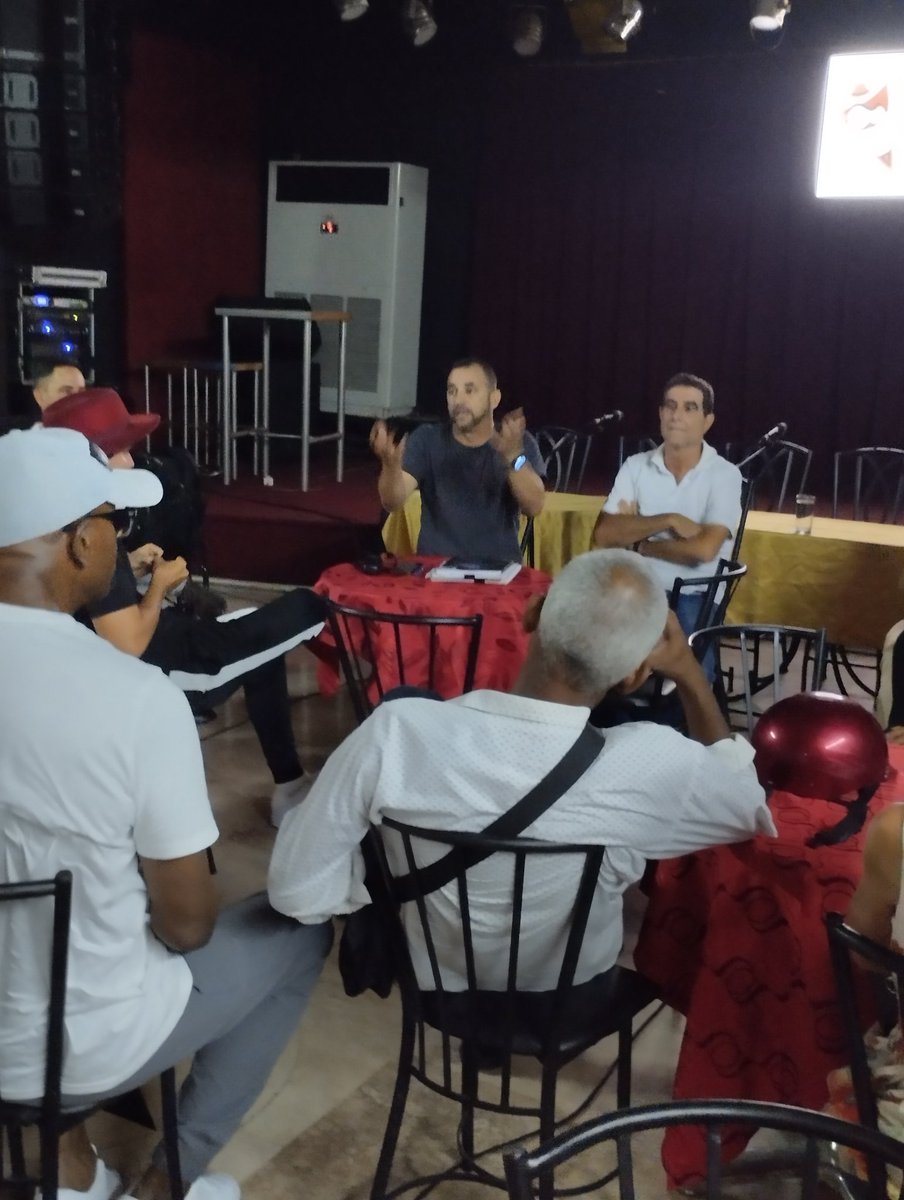 EGREMOFICIAL's tweet photo. Necesario encuentro entre la #EGREM, especialistas de la #ACDAM y artistas de la Agencia @MusicubaE para discutir estrategias de trabajo y proyectos futuros. 

#CubaEsCultura #SienteLaMúsica #60AñosEGREM #VeranoConAmor https://t.co/DUK61Fx8CH