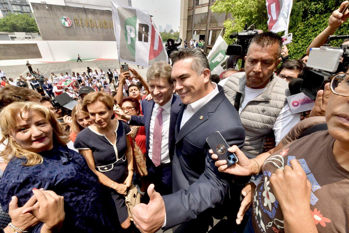 PRI_Nacional's tweet photo. Damos la bienvenida a @edelamadrid, que asistió a nuestro partido para presentar su solicitud de registro como aspirante a ser Responsable de la Construcción del #FrenteAmplioPorMéxico.

¡Sociedad civil y partidos estamos trabajando en unidad por el futuro de México! https://t.co/peMW2tXJot