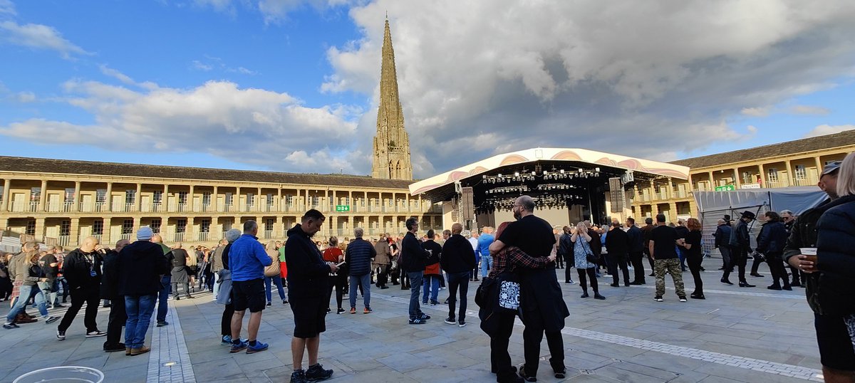 Divine_Goth's tweet photo. The sun is slowly going down on the Goths ahead of The Mission &amp; The Cult at The Piece Hall, Halifax 💀💜 https://t.co/uh15hr8bBS