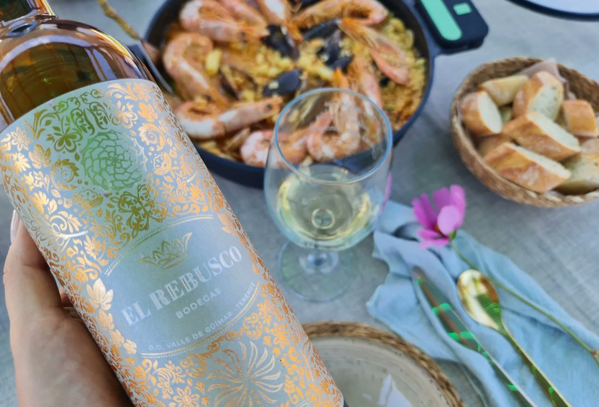 〰️ Tomar un #vino siempre es un placer, normalmente nos produce una sensación positiva de relajación y subida de ánimo, y si es en un entorno agradable y en buena compañía mucho más.  #Tenerife #vinosdeTenerife #isladevinos #IslasCanarias #vinocanario #ElRebuscoBodegas