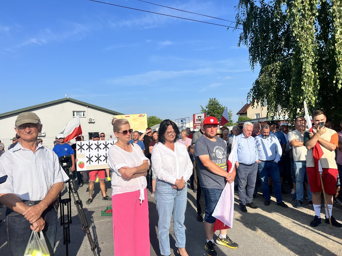 EKOlodziejczak_'s tweet photo. Zobaczcie jaka hipokryzja! 
Producenci malin czekali na @RobertTelus w Opolu Lubelskim. Zebrali się bo ich problemem jest pańska bezradność.
Pod przyzwoleniem ministra duże firmy, niszczą gospodarstwa kupując poniżej kosztów produkcji.

Jednak Telus woli się ośmieszać i robić zdjęcia na bazarku przed ministerstwem - to nic  nie zmieni. Jesteście od tego by handel był dobrze zorganizowany tak by dobrze żyli producenci a klienci mogli kupić w uczciwej cenie 

@RobertTelus czy przyjmie pan moje zaproszenie by jechać razem ze mną do największych zakładów przetwórczych i zapytać prezesów dlaczego okradają polskich rolników z owoców ich pracy?

Wielu rolników już nawet nie zrywa malin bo 4zł/kg! to po pierwsze cena poniżej kosztów produkcji, a po drugie cena uwłaczająca godności człowieka. 
Te samy maliny w sklepie kosztują 14zł za 0,25kg! To kradzież w biały dzień!