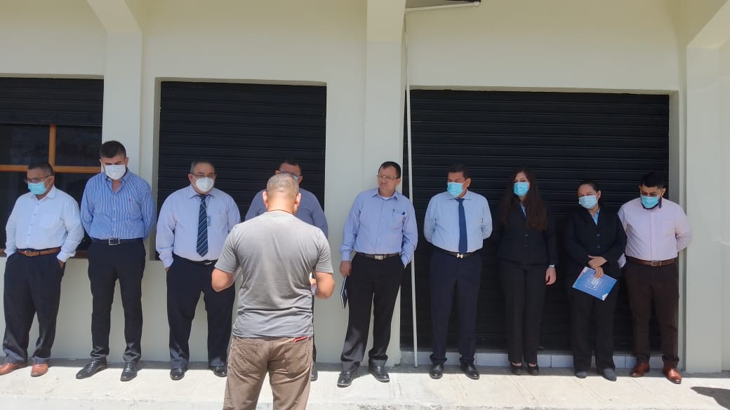 CAPTURAN A NUEVE EMPLEADOS DE LA CORTE DE CUENTAS

La <a href="/FGR_SV/">Fiscalía General de la República El Salvador</a> ordenó la captura de 9 empleados de la Corte de Cuentas, por estar acusados de aprovecharse de sus funciones para omitir información relacionada con las auditorías realizadas a diferentes municipalidades del oriente