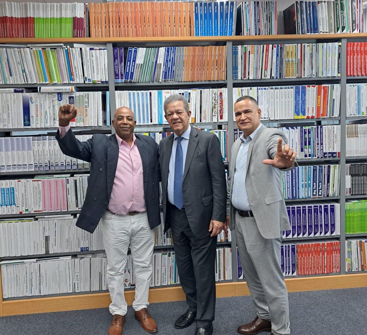 Damos la bienvenida a la Fuerza del Pueblo al ex alcalde de Yamasá Hermis Rosario. Ésta es una nueva señal de que ganaremos la mayoría de los ayuntamientos, varios diputados y la senaduria de la provincia Monte Plata. Sin dudas,  Leonel Presidente. <a href="/FPcomunica/">@Fuerza del Pueblo (FP)</a>