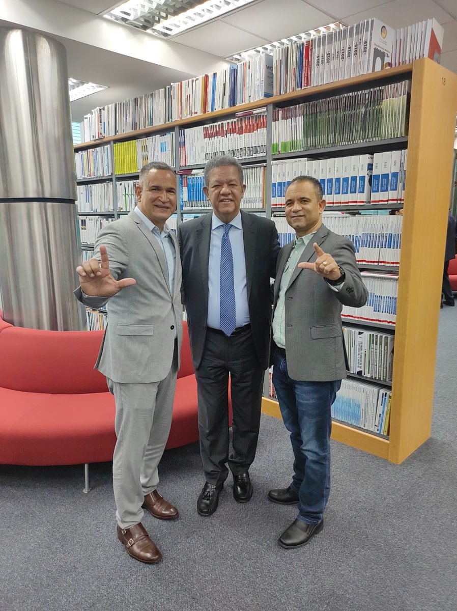 ATavarezF's tweet photo. Damos la bienvenida a la Fuerza del Pueblo al ex alcalde de Yamasá Hermis Rosario. Ésta es una nueva señal de que ganaremos la mayoría de los ayuntamientos, varios diputados y la senaduria de la provincia Monte Plata. Sin dudas,  Leonel Presidente. @FPcomunica https://t.co/TE40pnmbq0