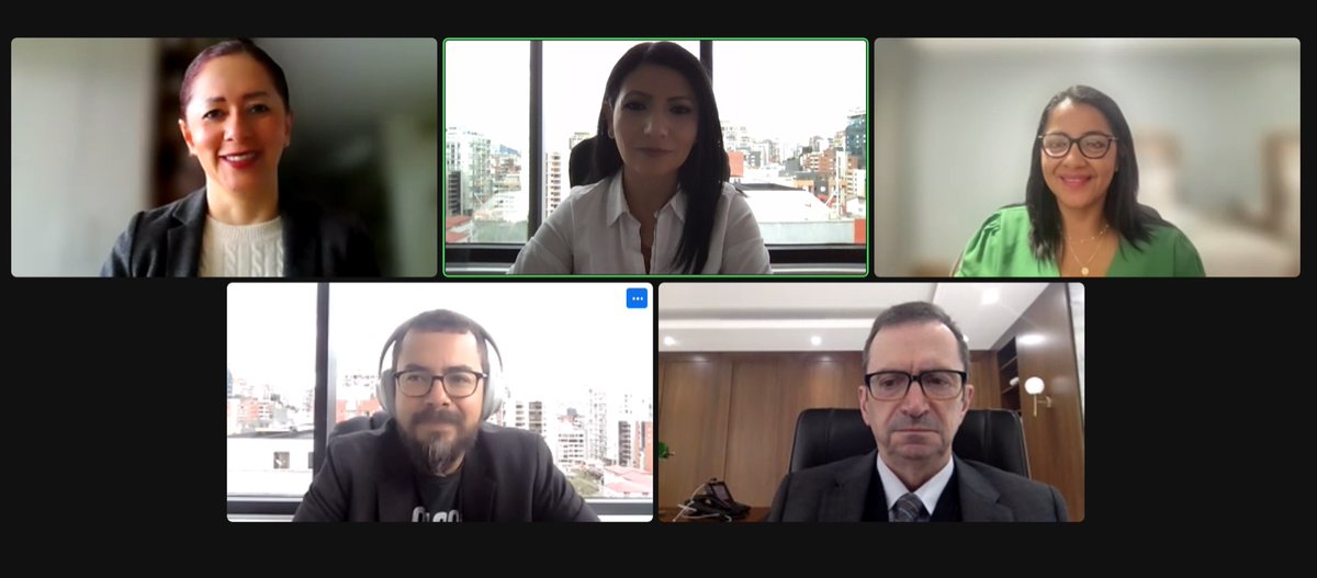#UnRespiroParaElPlaneta, esta vez en la <a href="/utpl/">🎓 UTPL</a>.

<a href="/groninty/">Inty Grønneberg</a> nuestro presidente impartió la charla: "Nuevos retos para enfrentar la crisis ambiental". Además realizamos la entrega de una Guía de Separación de Residuos y un certificado de reconocimiento a la comunidad universitaria.