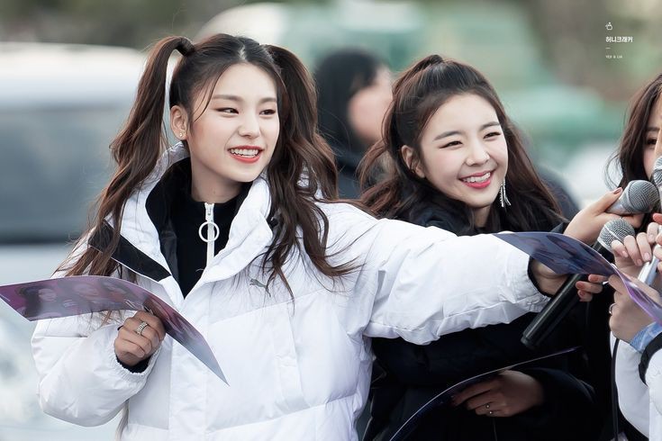 ❛ ⠀ ⠀   𝐄. ⠀ ⠀   📸 ⠀ ⠀   𝐕𝐄𝐍𝐓 ⠀ ⠀   ゞ ⠀ ⠀  O5O723⠀ ⠀  ⋆ ⠀ ⠀#𝙵ireと𝕎ater𑁦会う

[ #SASHA ] It's #𝙹uly𔘓𝚜easons, everyone ! Y yo ya me fui a ver a estas preciosas en la despedida de esta increíble era, cograts, sweethearts !💙