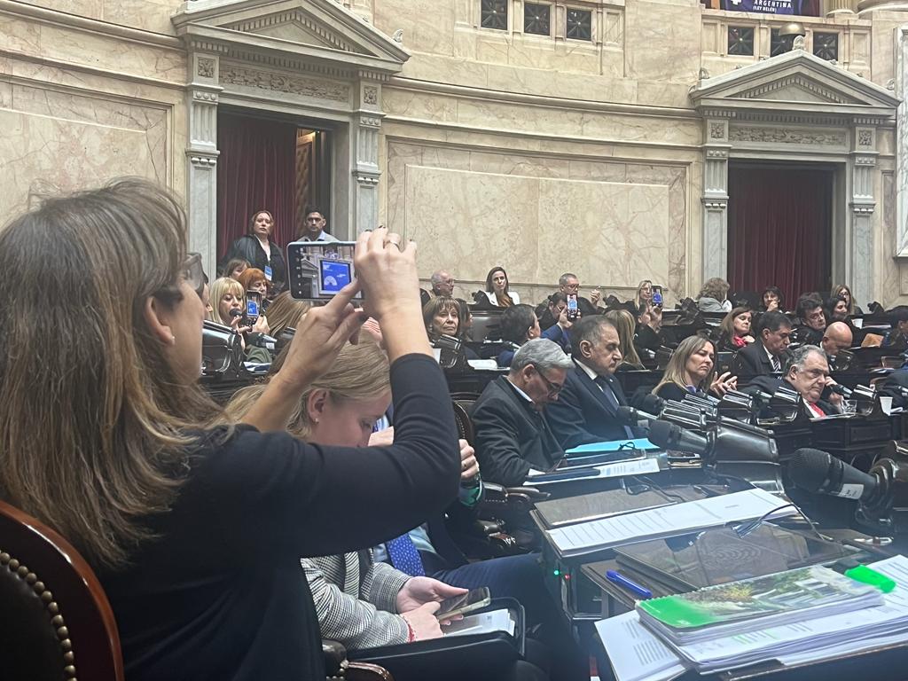 CarlaCarrizoAR's tweet photo. Ahora en el recinto de @DiputadosAR dimos media sanción al proyecto que incorpora una forma de violencia que ha surgido en las últimas décadas: la violencia digital contra las mujeres. Desde 2018 impulsamos esta iniciativa cuando acompañamos el proyecto original presentado por @Ale_Martinezjuy  que no solo actualiza nuestra normativa frente a las problemáticas de los nuevos tiempos sino que brinda a la Justicia herramientas para actuar de forma efectiva e inmediata. 

Cuando la ley de protección integral a las mujeres se sancionó en marzo de 2009 (ley 26485), apenas dos meses antes se había creado Whatsapp (enero 2009); no existía Tik Tok (se creó en 2016), Twitter se había lanzado hacía solo 3 años (2006) y su consumo aún distaba de ser masivo; mucho menos contábamos con inteligencia artificial para modificar fotos o videos y utilizarlos de forma lesiva como puede ocurrir actualmente.   

Con esta media sanción reafirmamos un mensaje claro: Ningún margen para la violencia contra las mujeres en Argentina.