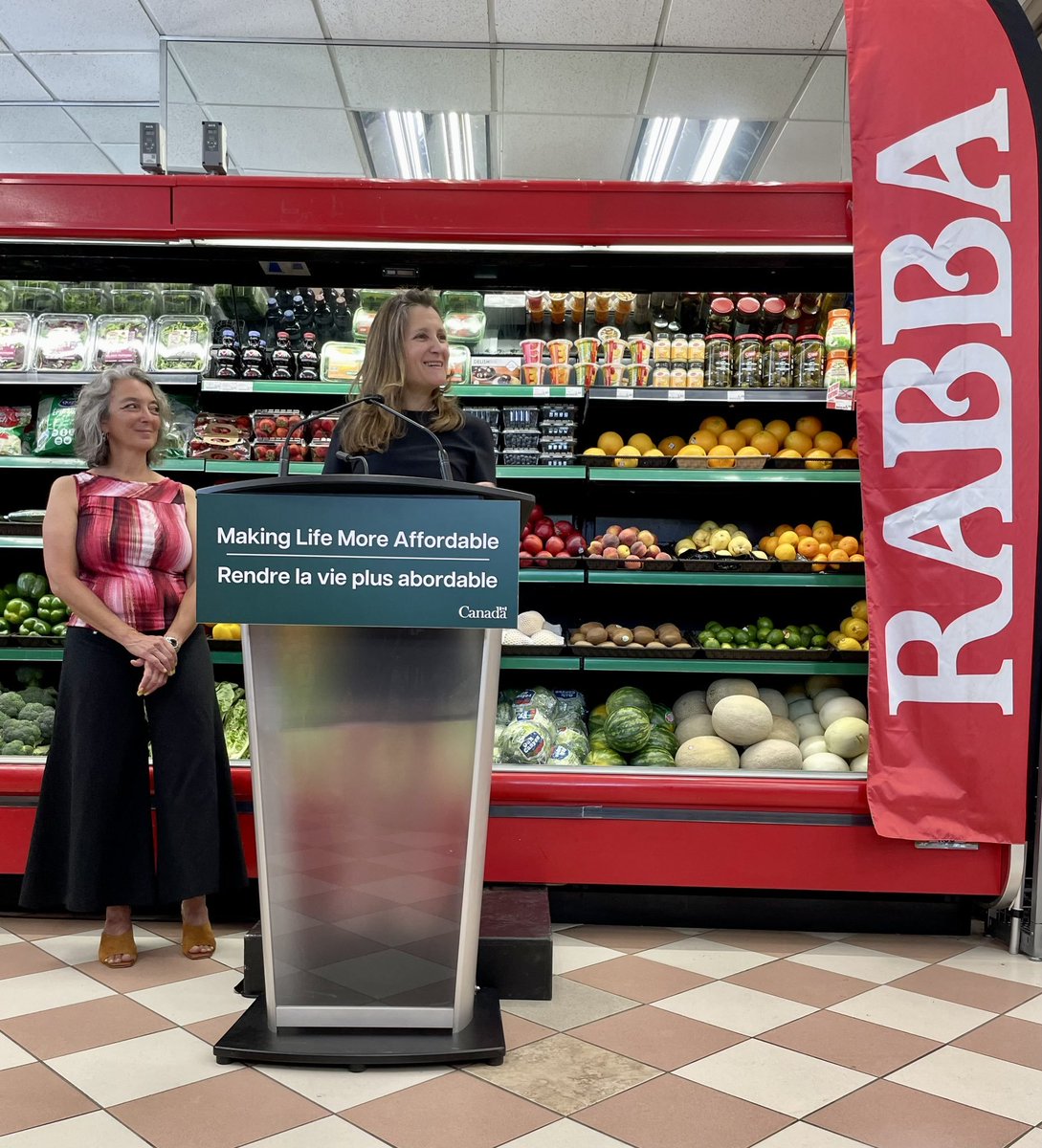 Any grocery store workers want to comment on the lack of pricing stickers on the produce in this photo?

#cdnpoli