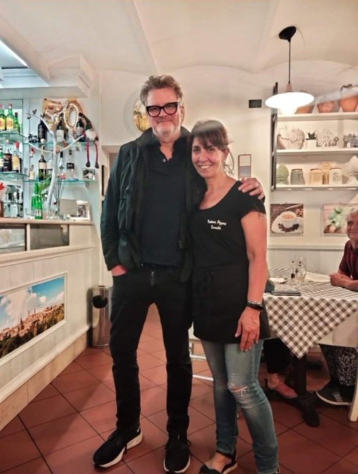 FirthMuseum's tweet photo. Colin at Trattoria Pizzeria Serenella in Citta Della Pieve in Italy. So what do you reckon isColin's favourite pizza folks?
#colinfirth #pizza #cittadellapieve #italy #trattoriapizzeriaserenella https://t.co/kYrTGVh3QO