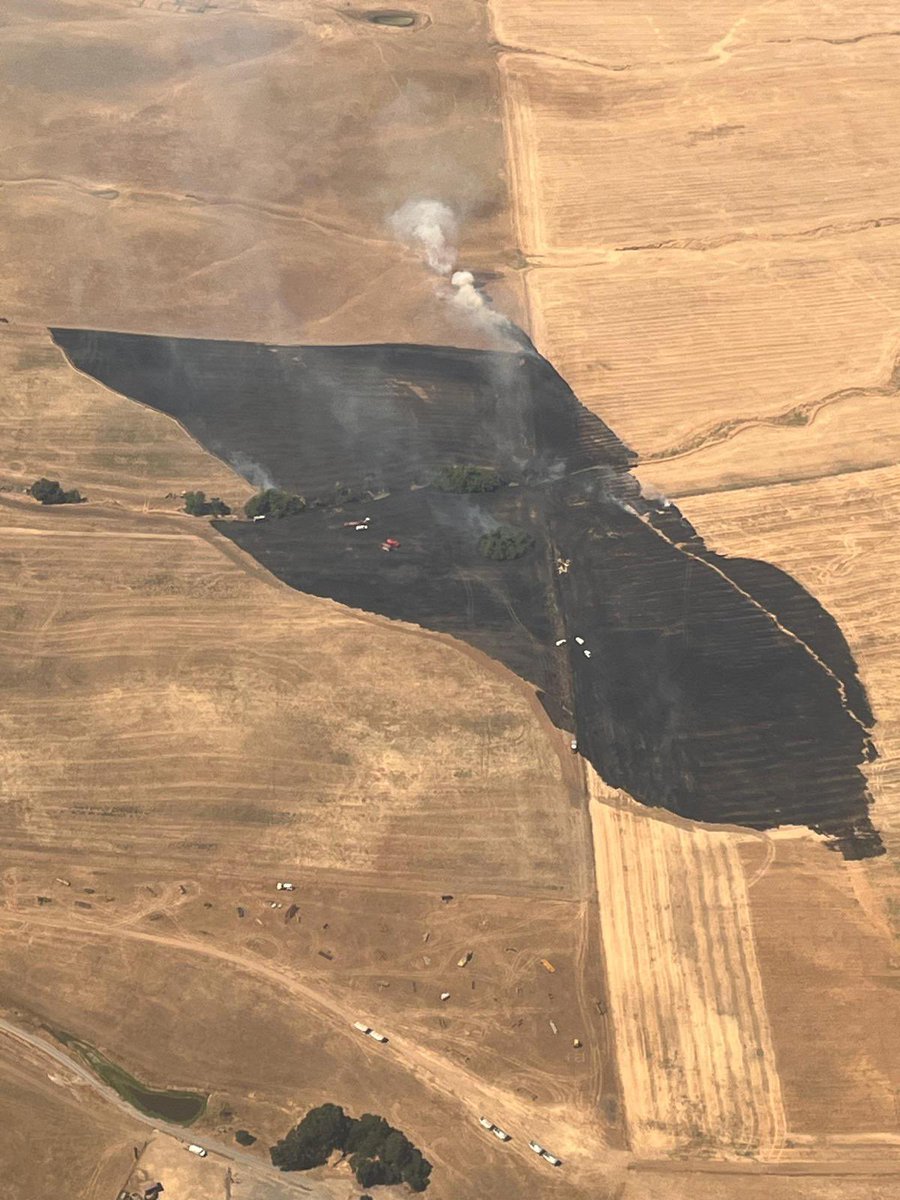 CALFIRELNU's tweet photo. Aerial shot over the #JuniorFire. https://t.co/bjLL3zWz1r