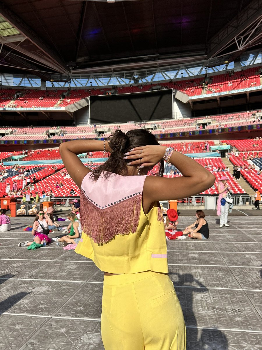 cherryrrysgf's tweet photo. this outfit was my biggest slay and i feel like harries at wembley did not appreciate it enough https://t.co/IzA2hpGrzR