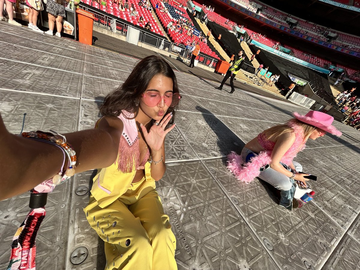 cherryrrysgf's tweet photo. this outfit was my biggest slay and i feel like harries at wembley did not appreciate it enough https://t.co/IzA2hpGrzR
