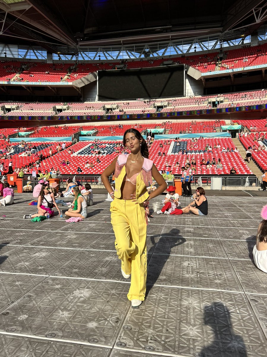 cherryrrysgf's tweet photo. this outfit was my biggest slay and i feel like harries at wembley did not appreciate it enough https://t.co/IzA2hpGrzR