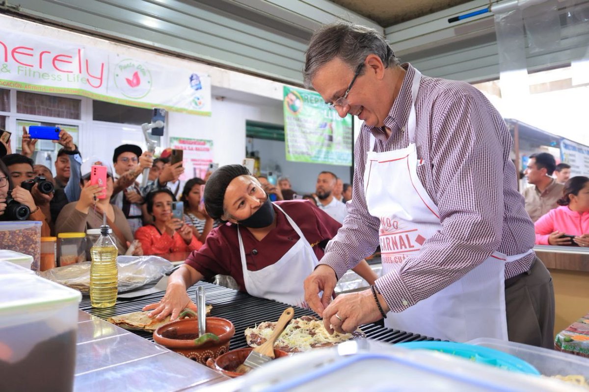 m_ebrard's tweet photo. Preparando tlayudas en el mercado 25 de agosto en Ixtapaluca, vamos hacia el encuentro nacional de mercados públicos en agosto : cómo apoyarlos , hacia donde su futuro, la participación del gobierno federal y otros temas para su renacimiento. https://t.co/Wlvk6wAWgr