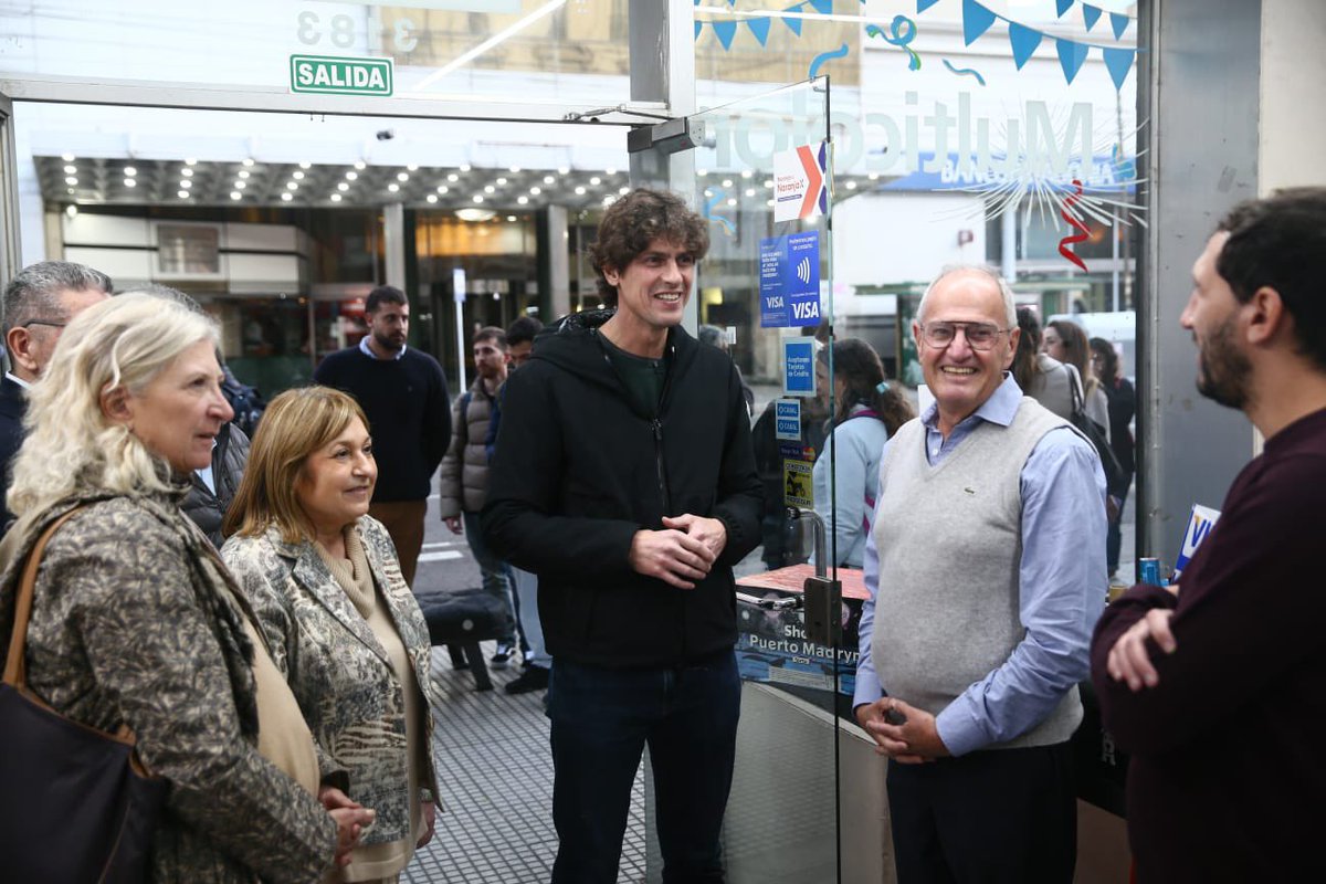 GugaLusto's tweet photo. Junto a @gracielaocana charlamos con vecinos y comerciantes en Balvanera. Escuchamos sus inquietudes sobre la inflación, inseguridad, manteros y piquetes. Vamos a terminar con la ocupación ilegal del espacio público recuperando zonas de la Ciudad como el centro, Once y Avenida Avellaneda. Vamos a trabajar por una Buenos Aires segura con más cámaras de seguridad y corredores con policías. Seguiremos mejorando Buenos Aires.
