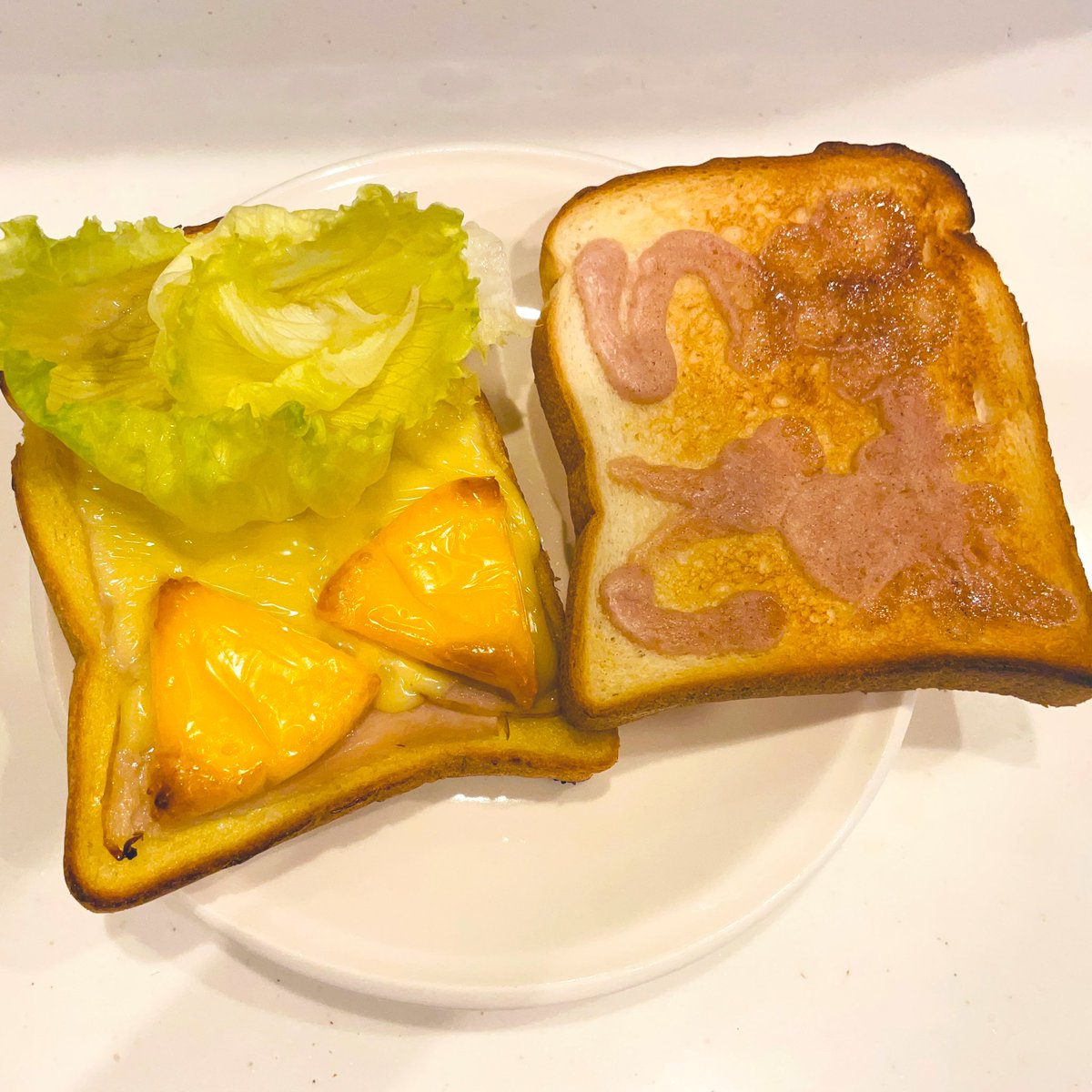 Benthoven3's tweet photo. ハムチーズのホットサンドと
塗って焼くいちご味トースト

いちご味　って描いたのにな🍓
#お弁当
#lunchbox
#ホットサンド https://t.co/u3JNuLgMp1