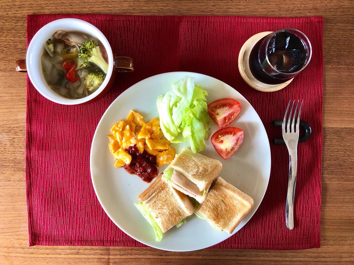 choh_u's tweet photo. ハムとレタスのホットサンド、スクランブルエッグ。
#朝ごはん #朝食 #パン #サンドイッチ
#スクランブルエッグ
#breakfast #bread #sandwich
#scrumbledegg https://t.co/NrWvCdjwda