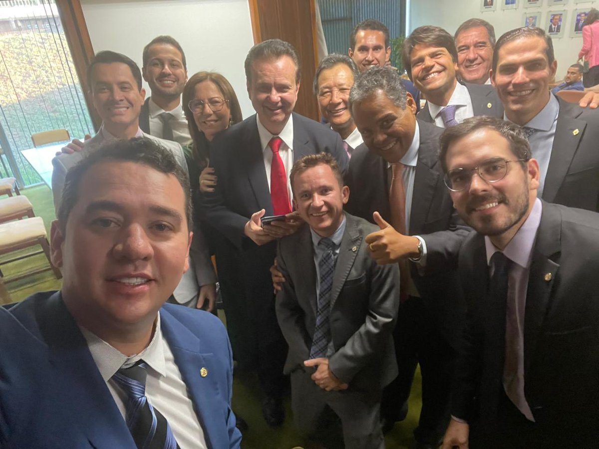 psdcamara's tweet photo. Em dia de articulações e debates sobre a #reformatributária, o presidente do PSD Nacional, @gilbertokassab, visitou a nossa bancada na Câmara dos Deputados. A presença dele sempre é motivo de alegria para o PSD na Câmara!
#PSDnaCâmara #TimePSD #ReformaTributária https://t.co/nWK2FAWLJB