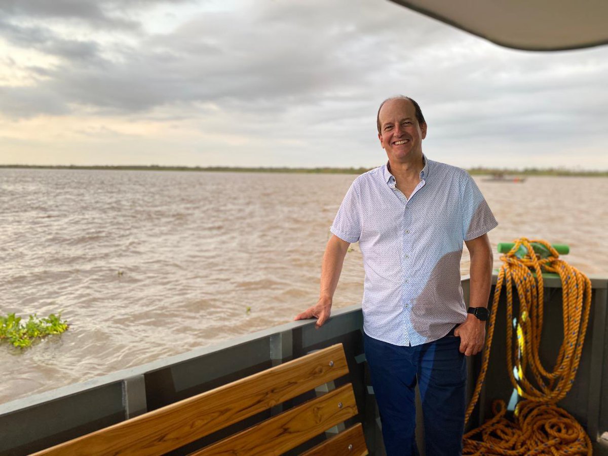 ¡Llegó el Karakalí 🐊! En el <a href="/Granmalecon_baq/">Gran Malecón</a> acompañamos al alcalde <a href="/jaimepumarejo/">Jaime Pumarejo</a> a recibir el primer #Riobús de Barranquilla que promoverá la navegación de pasajeros y turistas por el río Magdalena. Un hito que impulsará la movilidad y que nos demuestra que #SeValeSoñar.