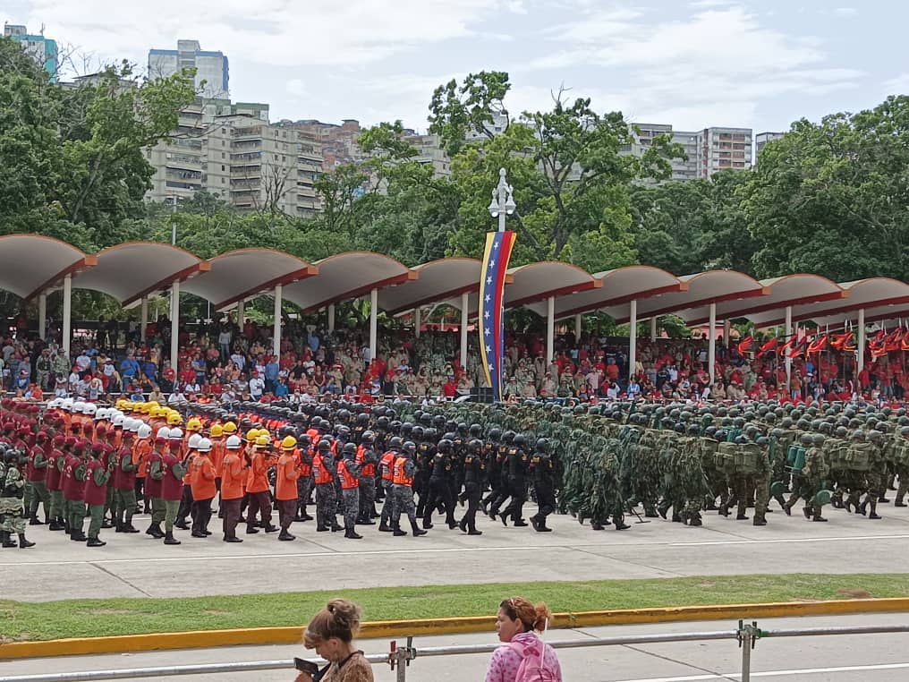 Paseo Los Próceres, en el gran desfile militar, que es un gran  evento lleno  de honor y patriotismo. ¡Felicidades al pueblo de Venezuela! #5jul #Independenciadelapatria #PuebloConscienteYMovilizado #caracas #venezuela

@GDCEsPueblo <a href="/Nahumjfernandez/">Nahum Fernandez</a> <a href="/GlenDeFernandez/">Glenda De Fernández</a> <a href="/AlcaldiaDCcs/">Alcaldía De Caracas</a>
