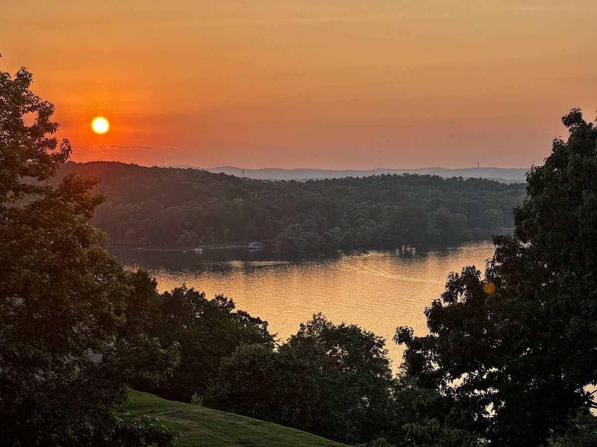 realScottPfaff's tweet photo. Sunsets on the water are simply the best! 🌅 

#lakeliving #lake #sun #sunset #nature #trees #mountains #water #park #serene #peaceful #beautiful #spectacular #gorgeous #life #living #ouachitariver #lakecatherine #naturalstate #arkansas https://t.co/eb5EXmR3TT