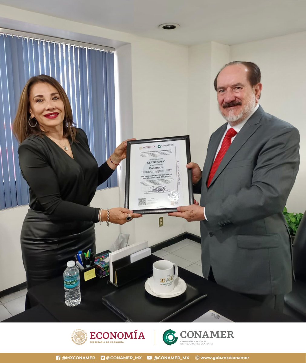 CONAMER_MX's tweet photo. El Comisionado Nacional de #MejoraRegulatoria entrega Certificado #PROSARE al Municipio de Ensenada, Baja California en manos de la Directora de Desarrollo Económico del H. Ayuntamiento de Ensenada, la Mtra. Lucía Aguirre Inzunza. https://t.co/S9aQUrcAnf