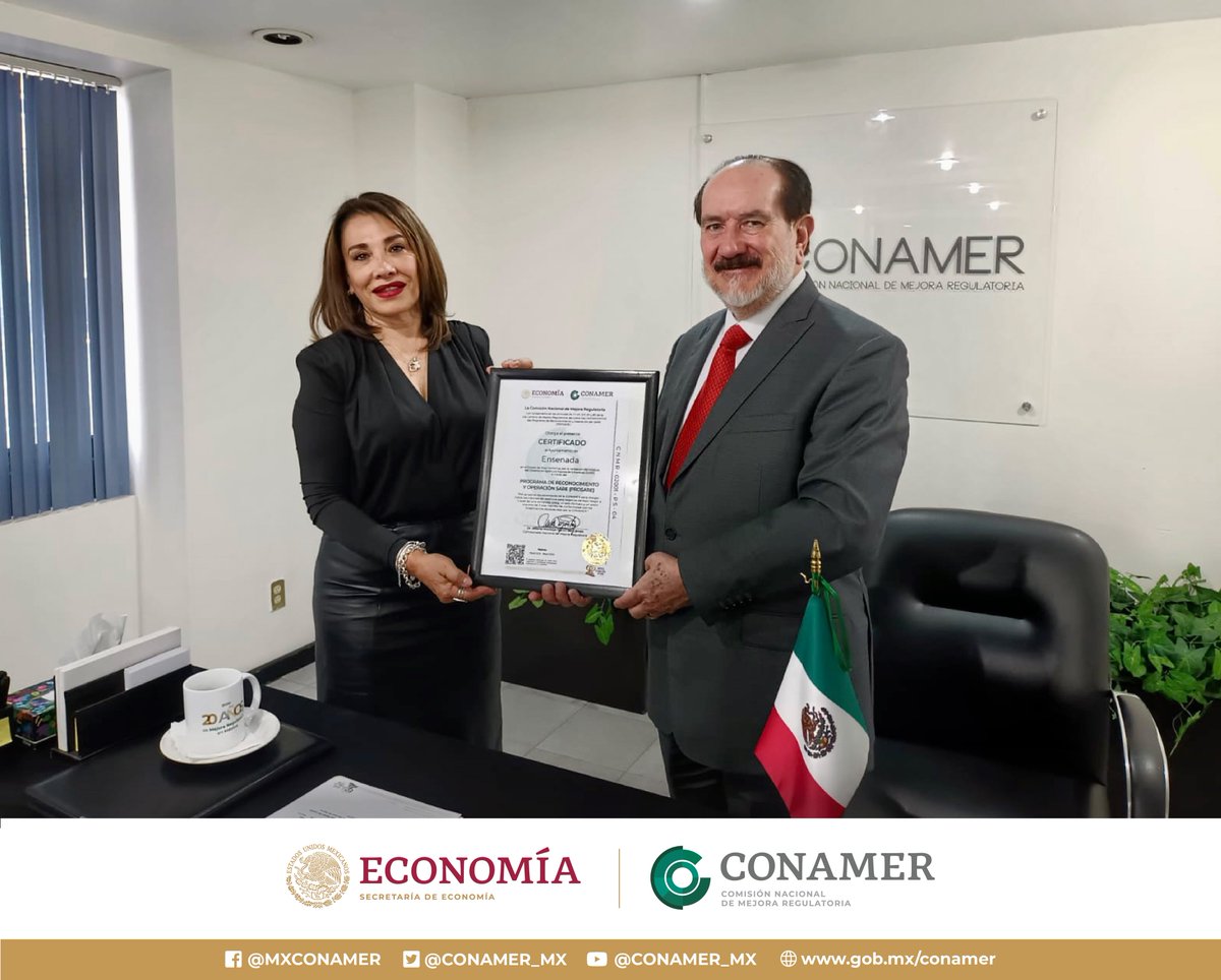 CONAMER_MX's tweet photo. El Comisionado Nacional de #MejoraRegulatoria entrega Certificado #PROSARE al Municipio de Ensenada, Baja California en manos de la Directora de Desarrollo Económico del H. Ayuntamiento de Ensenada, la Mtra. Lucía Aguirre Inzunza. https://t.co/S9aQUrcAnf