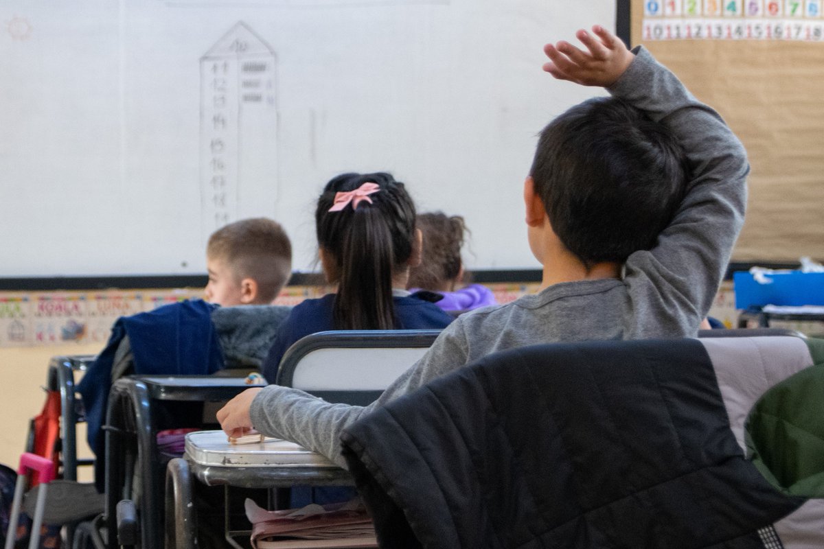 Líderes de Asistencia Escolar

Las oportunidades de aprendizaje crecen cuando los estudiantes van todos días a la escuela.

Desde este año, las escuelas primarias con mayores dificultades para sostener la asistencia de sus estudiantes, cuentan con un "Lider de Asistencia".