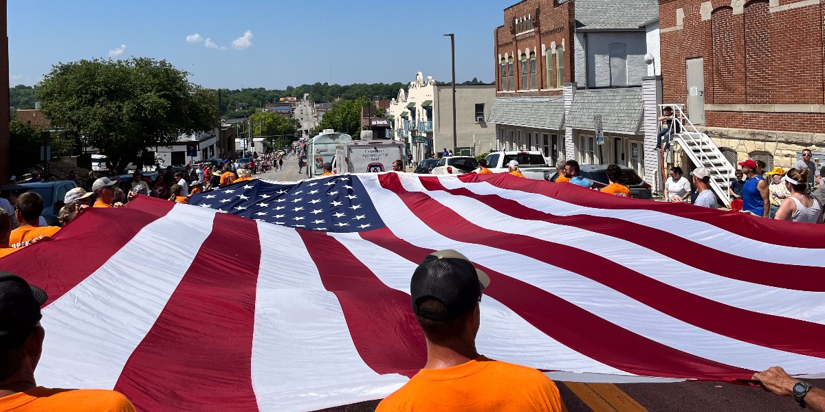 MidAmCarpenters's tweet image. #Local1889 participated in the annual 4th of July parade in Elgin, IL. They rebuilt the Local's float and it was a head turner for parade goers! #Local945 members and their families displayed a giant American flag in Jefferson City, MO's Salute to America parade.