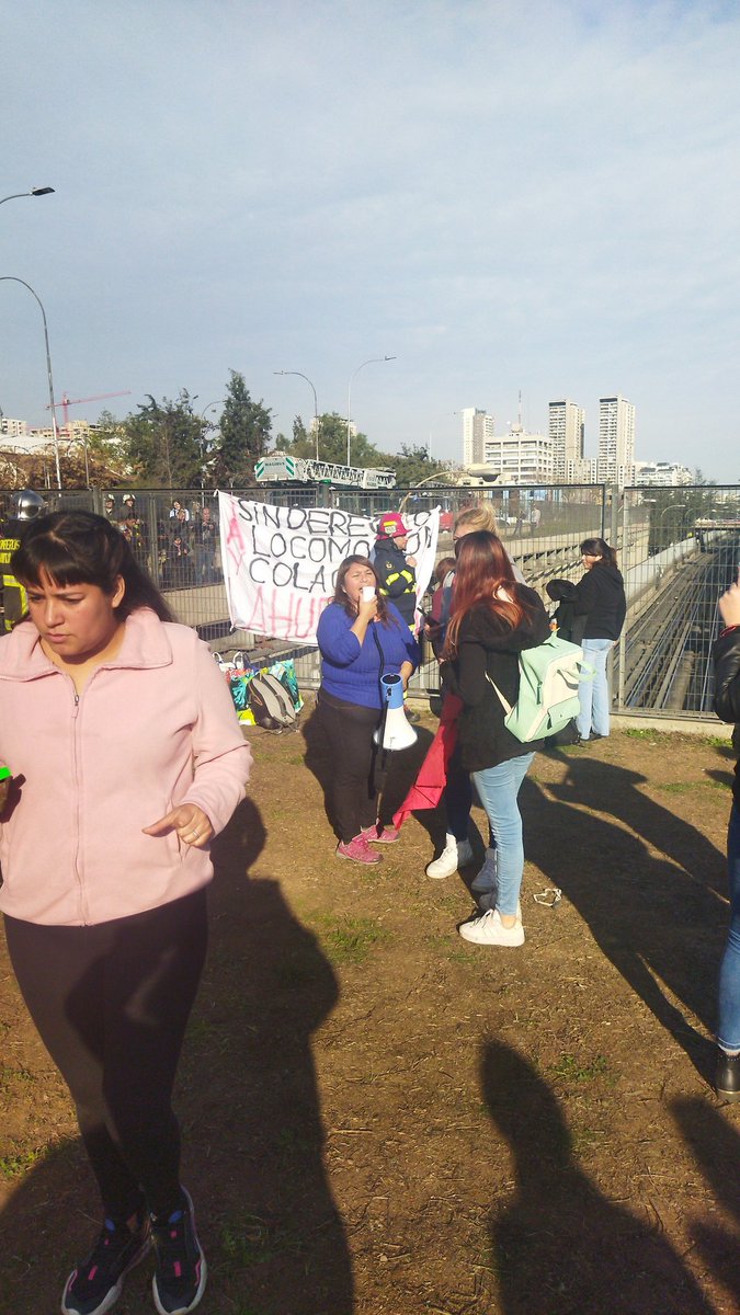E_A_E_E's tweet photo. @metrodesantiago Protesta en estación los héroes, trabajadores en huelga legal contra Aporta Contact Center!! https://t.co/BWoTkweL5K