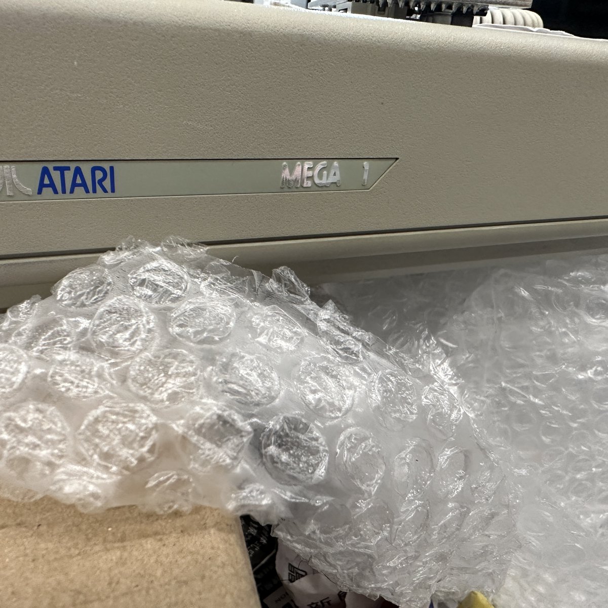 thevintnerd's tweet photo. Got my hands on an Atari Mega ST, plus a couple bonus items. ๐ The last non-PC compatible I had before going to the-beige-side ๐คฎ
#Atari #AtariST #AtariMegaST #MegaST #Atari16Bit #VintageComputing #RetroComputers #RetroGaming #WallOfRetro #TheVintNerd https://t.co/U8VnzjXOcz