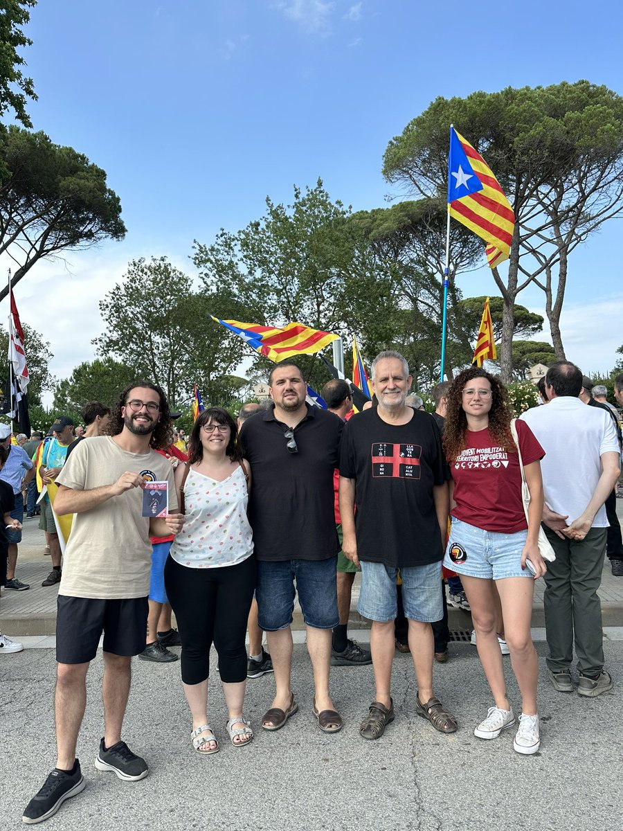 EduardDiazC's tweet photo. Avui @ERC_Llagostera hem estat a la manifestació en contra de la monarquia que s’ha fet a Caldes de Malavella. Els catalans no tenim rei! Nosaltres hi som sempre! ✊🏼 https://t.co/BN27Y28oMJ