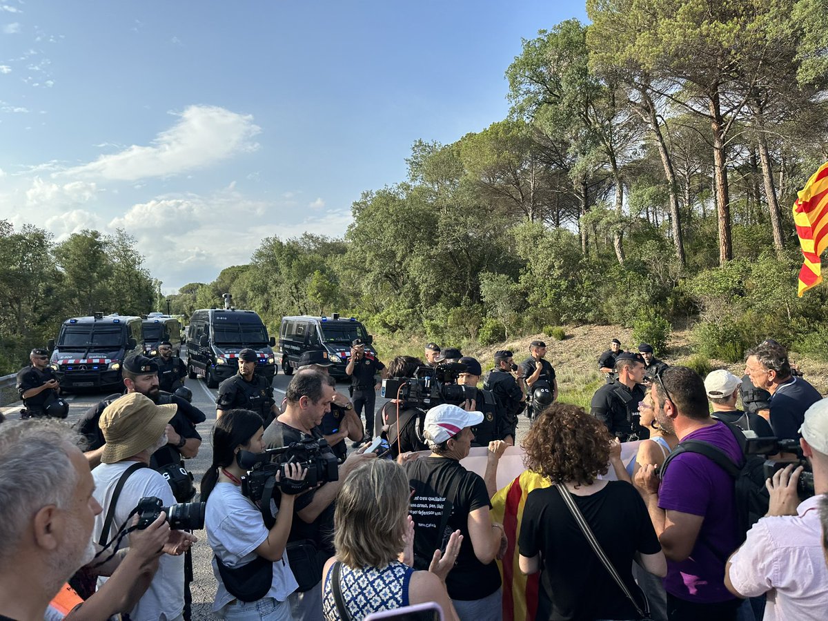 Avui <a href="/ERC_Llagostera/">ERC Llagostera</a> hem estat a la manifestació en contra de la monarquia que s’ha fet a Caldes de Malavella. Els catalans no tenim rei! Nosaltres hi som sempre! ✊🏼