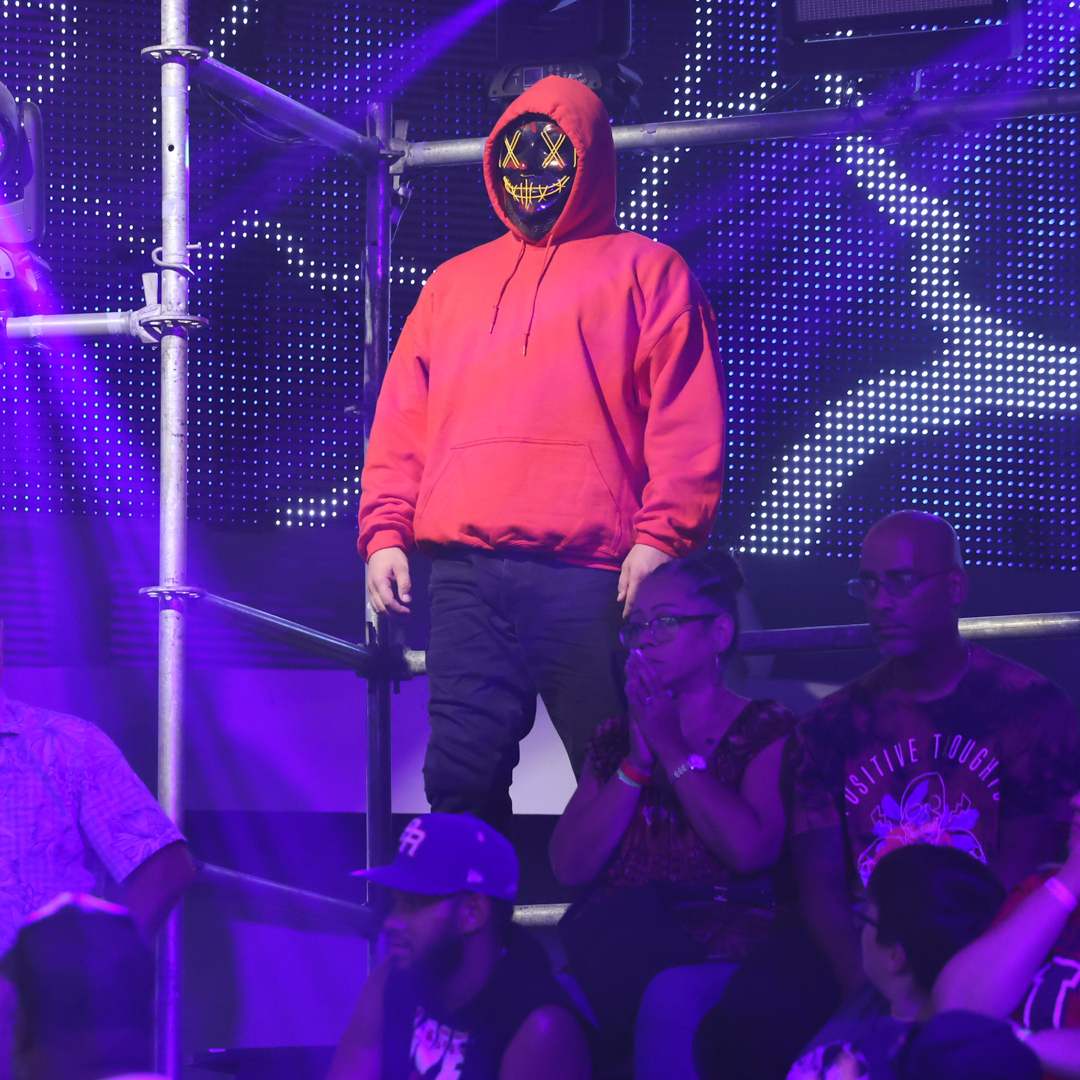 WWENXT's tweet photo. WHO WAS IN THE MASK?

#WWENXT https://t.co/patMhLz89c