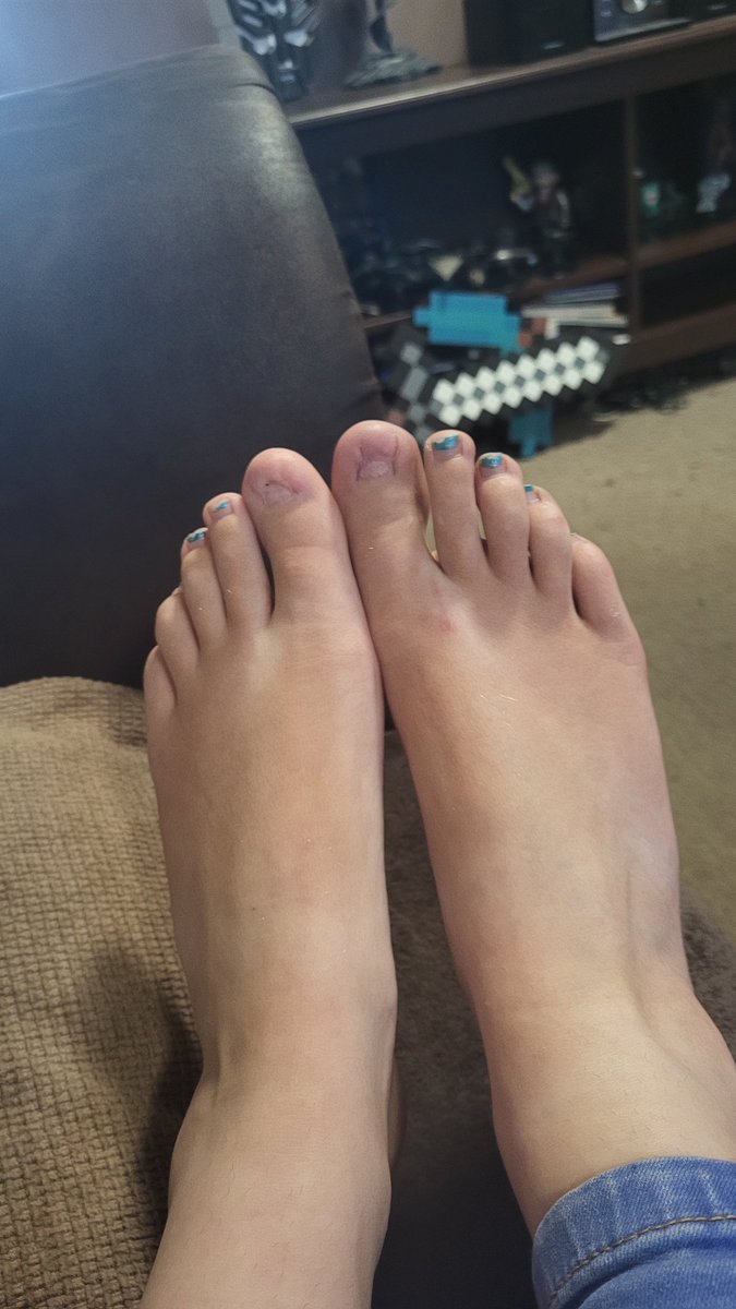 tickledevil12's tweet photo. Love my girls feet anyone want any content? Let me know if you want customs https://t.co/AQcQRbcrdg