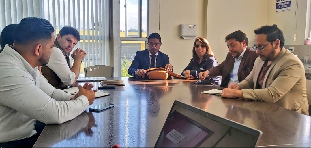 Hoy, el director Zonal 3, <a href="/GavinitoVargas/">Gavino Vargas Salazar</a> participó de una mesa técnica junto al concejal Gonzalo Callejas, el personal técnico y jurídico de la O.T. Ambato y la <a href="/EPMGIDSA/">EPM-GIDSA</a>, para establecer una hoja de ruta que permita la operación técnica del relleno sanitario según la normativa.