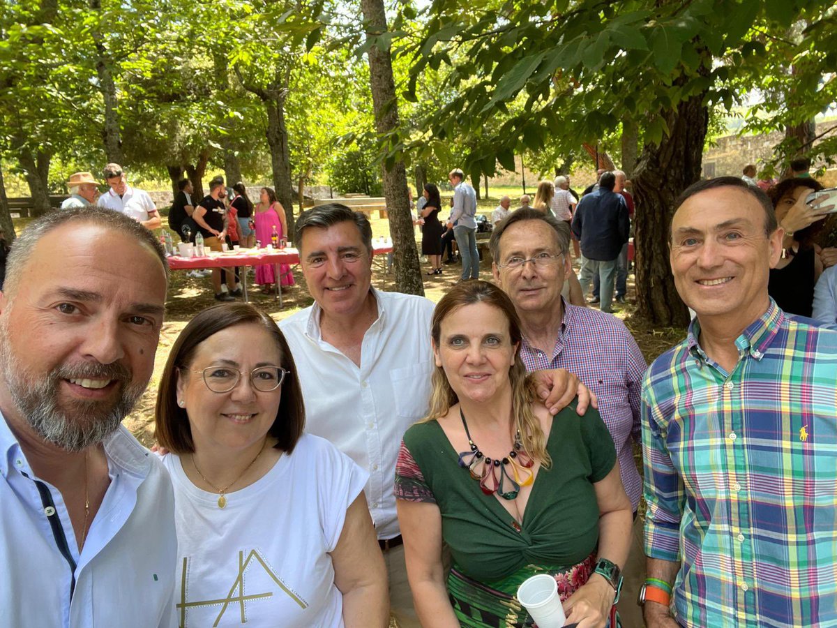 MoroMjesus's tweet photo. Hoy los candidatos del @PPdeSalamanca nos hemos reunido en Béjar con alcaldes y concejales de municipios de las Sierras de Francia y de Béjar. #EsElMomento #23J https://t.co/uxHPDCQ7Km