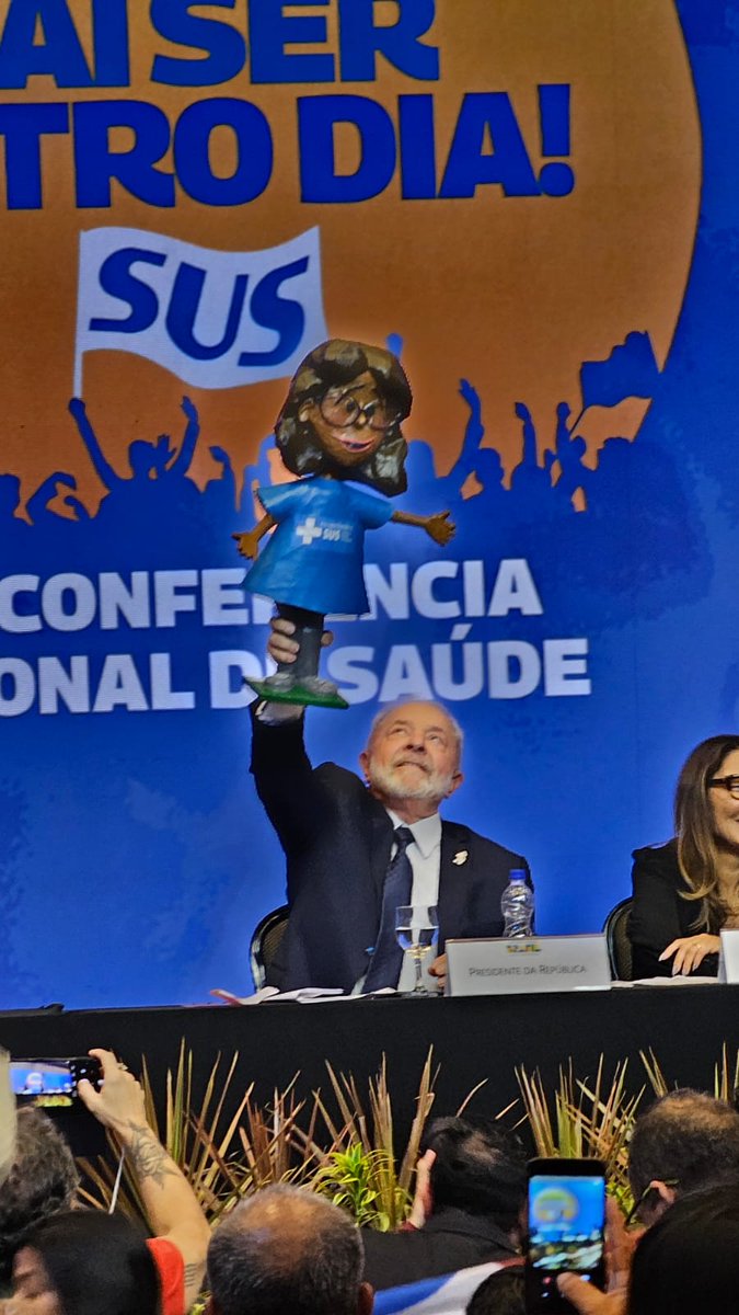 CebesBR's tweet photo. O @LulaOficial e a @JanjaLula conheceram a SUSete na #17CNS. Ela é uma personagem cearense criada por Maria Eliene Magalhães, agente comunitária de saúde e artista
Faz parte do movimento https://t.co/SNY5FtTZRB que tem integrantes do Cebes.
Foi confecionada por Nica Bonfim https://t.co/bGpqqINdU4