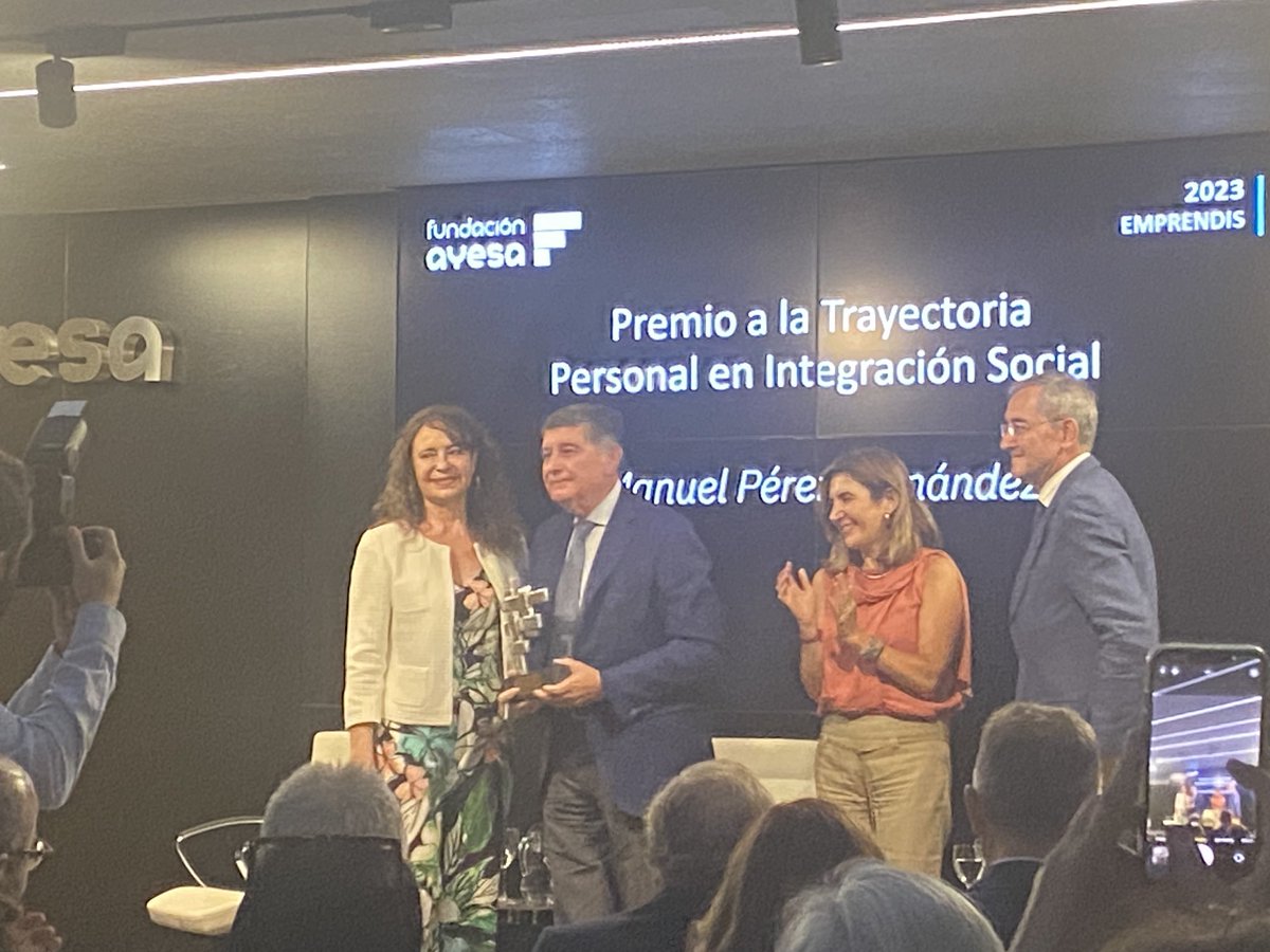 Manuelfernaj7's tweet photo. Entrega del premio a la trayectoria personal a Manuel Pérez, muy merecido por su impacto en las enfermedades raras y medicamentos huérfanos ⁦@FundacionAyesa⁩ ⁦@asocpazybien⁩ #conlaspersonas https://t.co/kY92zvOlkg