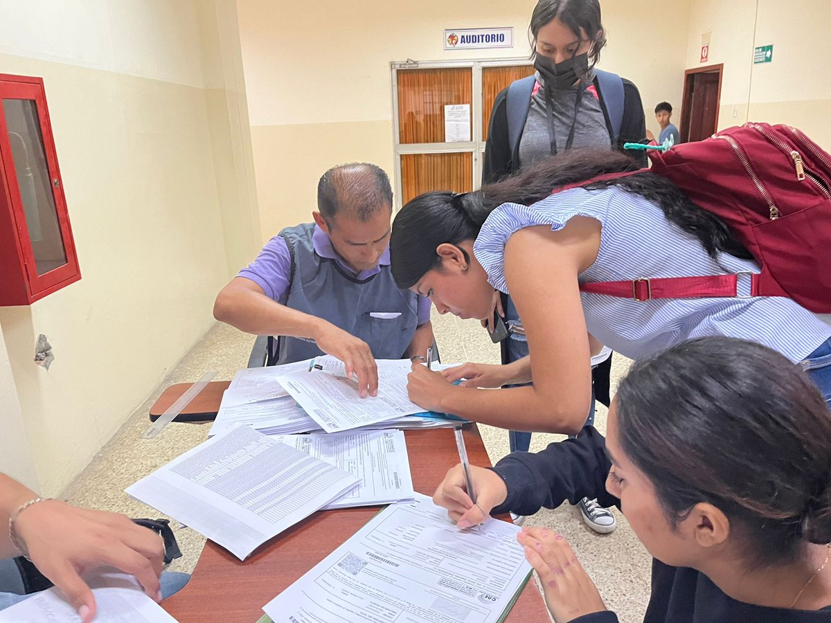 CNEManabi's tweet photo. Nuestros notificadores realizan su trabajo en la Universidad Eloy Alfaro de #Manta. 

En Manabí hay 2️⃣6️⃣.9️⃣9️⃣2️⃣ miembros de Juntas Receptoras del Voto🗳️ que serán notificados de forma presencial y por correo electrónico. https://t.co/g2k6C4PdmE