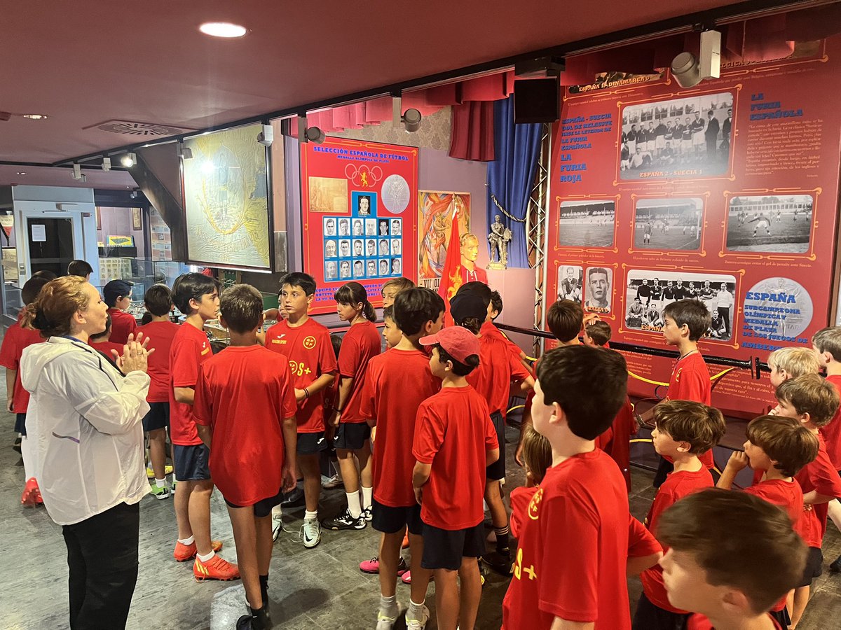 jigparedes's tweet photo. Espectacular jornada la vivida hoy en la #CiudadDeFútbol de Las Rozas.

Gracias @rfef 🇪🇸 por el apoyo al deporte escolar. Gracias también a @17RaulCampos #FedeVidal #EduardoJimenez  y los ex-jugadores que nos han acompañado.

Campus #SomosMás | @RandoriSport https://t.co/TYfzeKkGLn