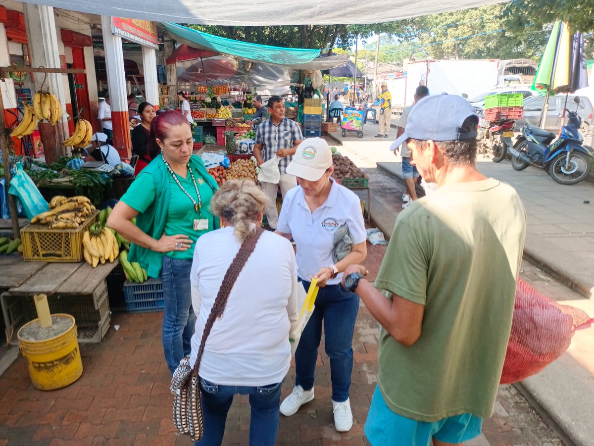 Corpoamazonia1's tweet photo. #CORPOAMAZONIA📷 | En conmemoración del #DíaInternacionalLibreDeBolsasDePlástico, se desarrolló una jornada de sensibilización sobre la importancia de reducir el consumo de la bolsa plástica haciendo entrega de 100 bolsas reutilizables📷 en la plaza de mercado y alrededores. 🌎 https://t.co/Vil4pxktYo