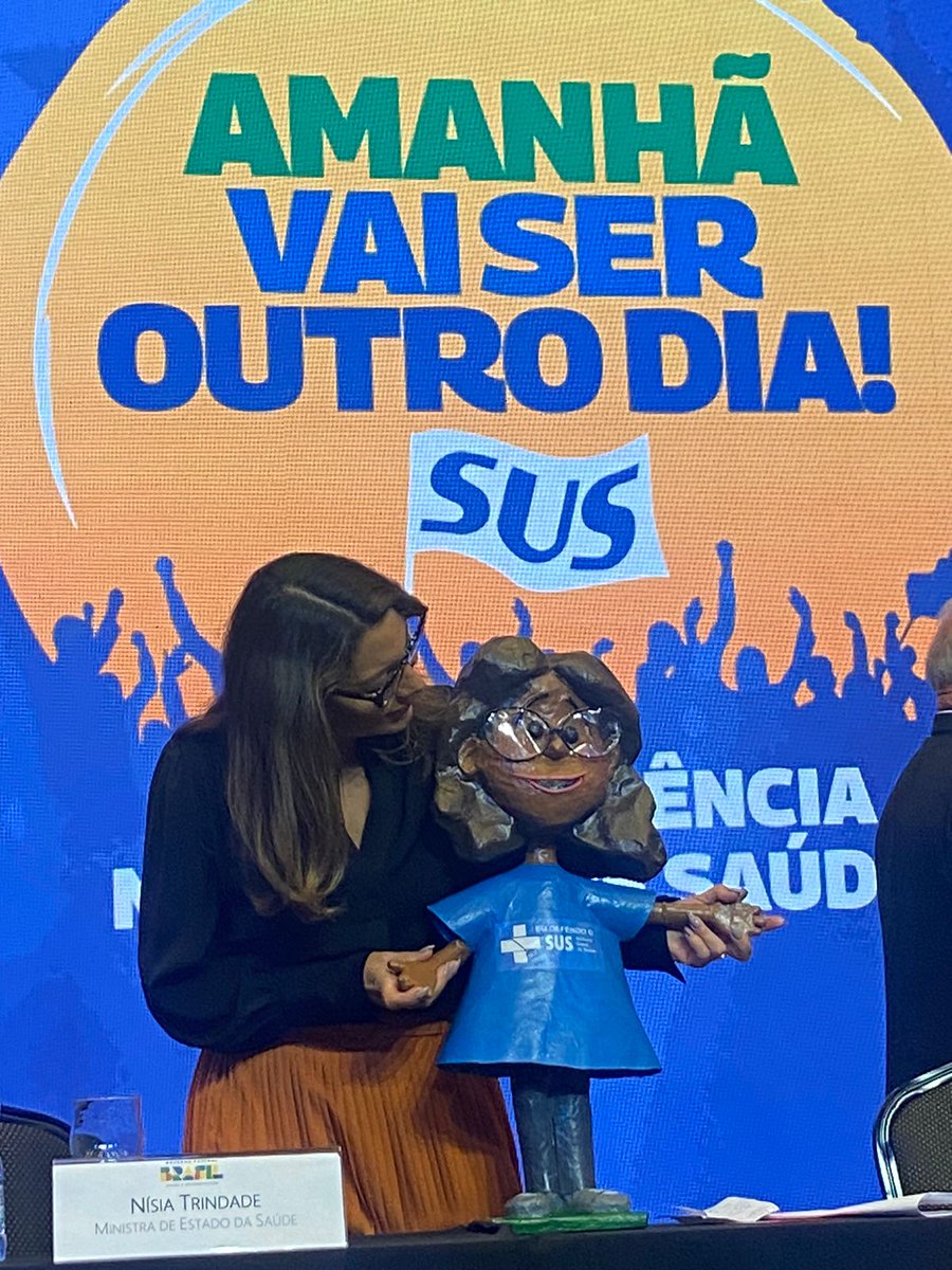 CebesBR's tweet photo. O @LulaOficial e a @JanjaLula conheceram a SUSete na #17CNS. Ela é uma personagem cearense criada por Maria Eliene Magalhães, agente comunitária de saúde e artista
Faz parte do movimento https://t.co/SNY5FtTZRB que tem integrantes do Cebes.
Foi confecionada por Nica Bonfim https://t.co/bGpqqINdU4