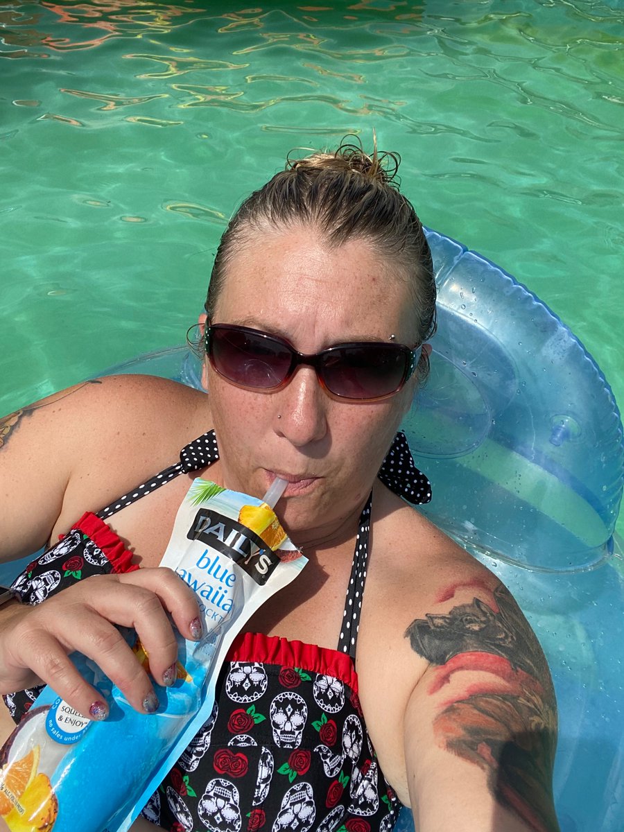 DeadMom3's tweet photo. Enjoying Summer! 🖤 https://t.co/WcHWVOTntD