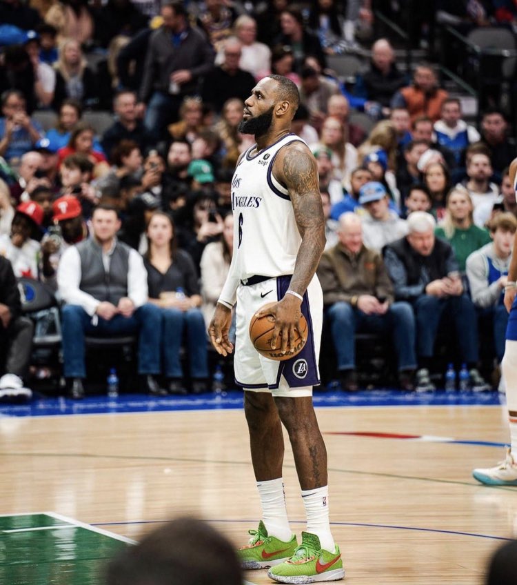 ٰ on Twitter "Predicting Lebron 2024 stats 25.8 PPG 9.7 RPG 8.5 APG
