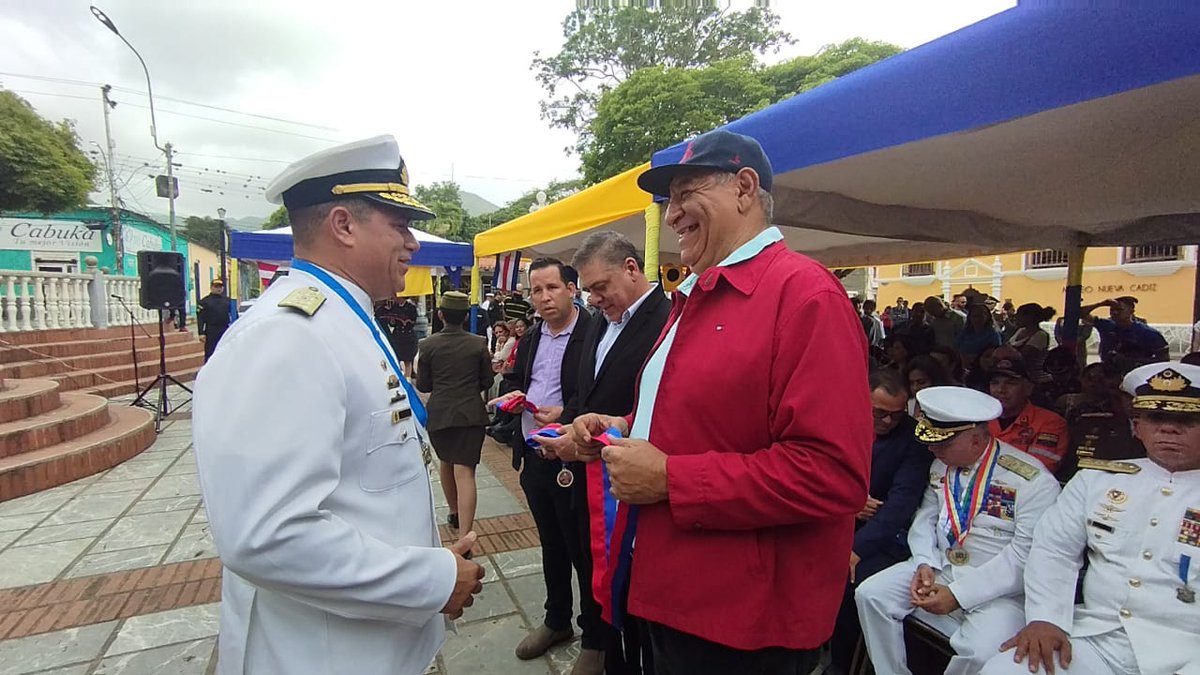 CruzLairet2021's tweet photo. La Orden Almirante José María García la entregamos a G/B Denis Palacio Melbis, CA/Ginés Enrique Añanguren Santana, CC/Manuel Molina López, SM2/Joel Roa García, por su destacada actuación en las funciones que desempeñan en el Comando Estratégico Operacional de la #REDIMAIN https://t.co/I7eoHAWUga
