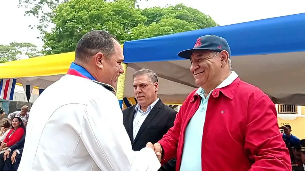 CruzLairet2021's tweet photo. La Orden Almirante José María García la entregamos a G/B Denis Palacio Melbis, CA/Ginés Enrique Añanguren Santana, CC/Manuel Molina López, SM2/Joel Roa García, por su destacada actuación en las funciones que desempeñan en el Comando Estratégico Operacional de la #REDIMAIN https://t.co/I7eoHAWUga